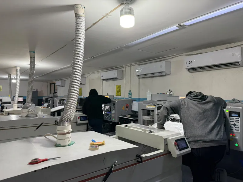 Área de producción con impresoras DTF